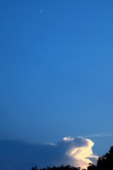 夕焼け入道雲と三日月