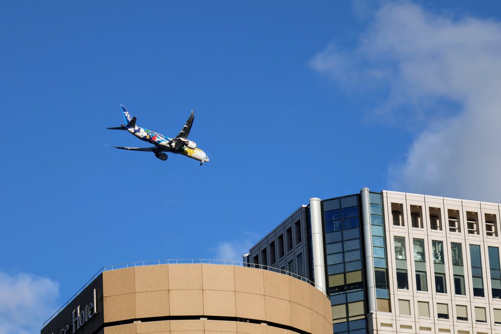 品川プリンスホテル上空を飛ぶピカチュウ