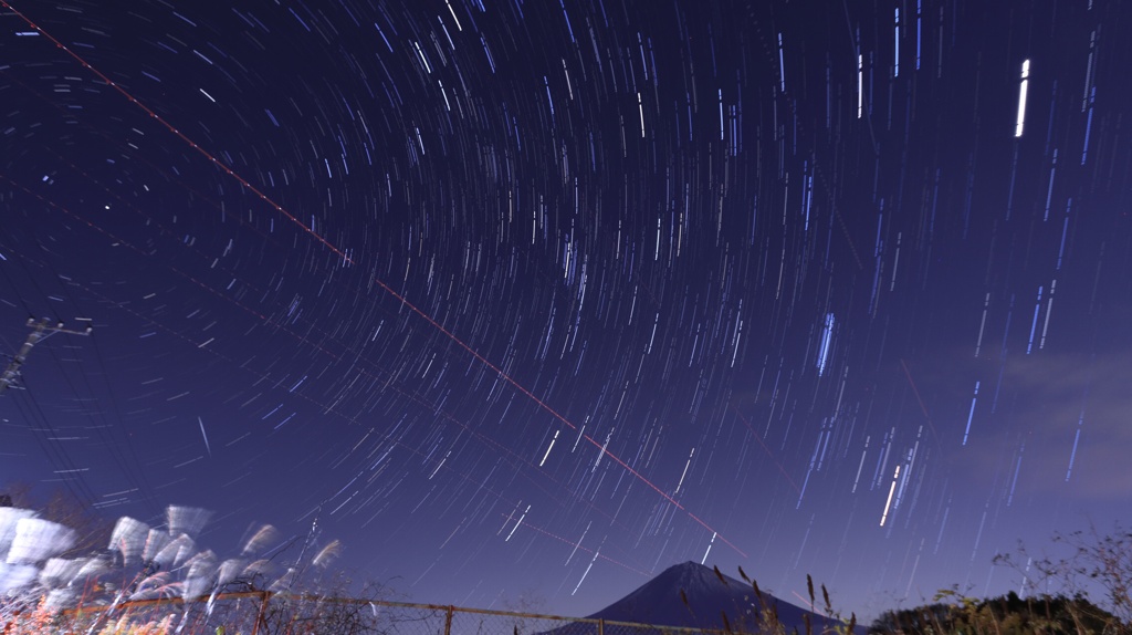 富士山とぐるぐると流れ星と航跡