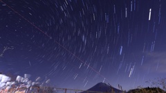 富士山とぐるぐると流れ星と航跡