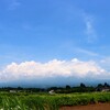 入道雲に覆われる富士山