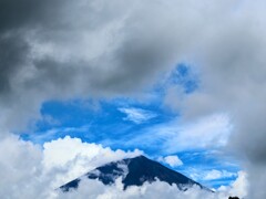 雲に囲まれる富士山頂