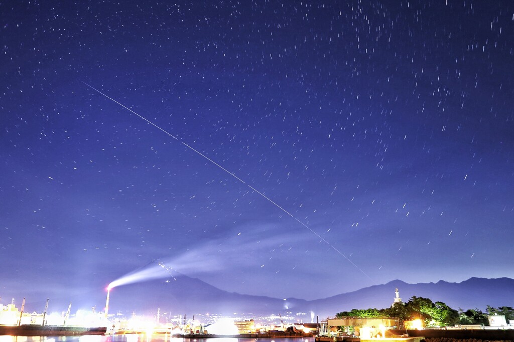 夏の富士山とＩＳＳの軌跡