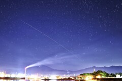 夏の富士山とＩＳＳの軌跡