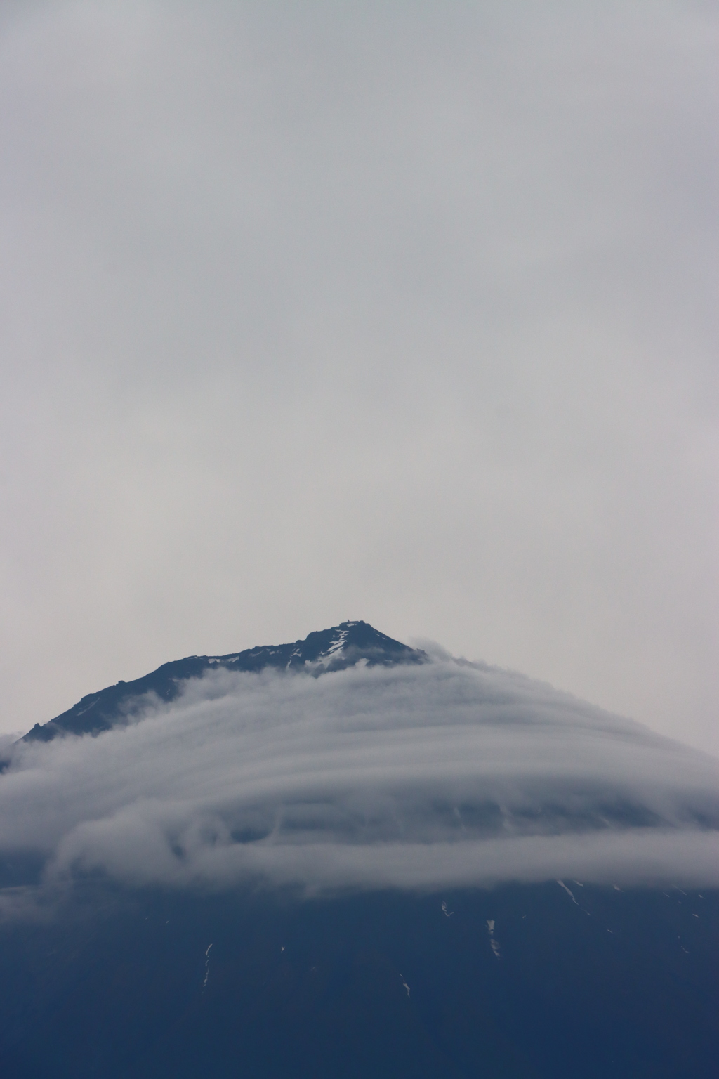 流れる筋状の雲
