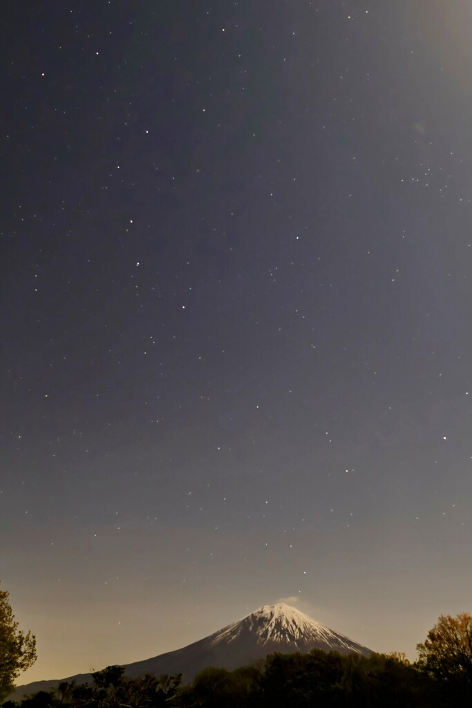 月明かりに照らされる富士
