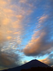 夕焼け雲と富士山