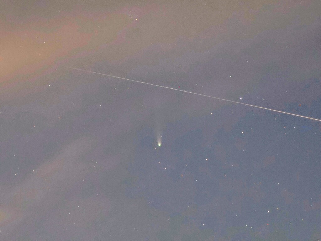 雲間を抜けるスワン彗星