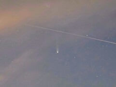 雲間を抜けるスワン彗星