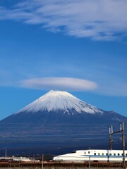 笠雲富士と新幹線