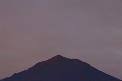 山頂を照らす夕陽