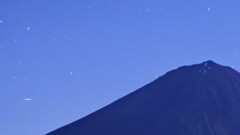 富士山に流れ星