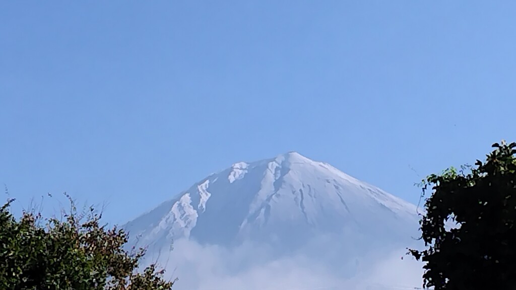 公式初冠雪発表日１日前の富士山