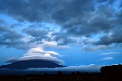 超巨大笠雲（遠景）