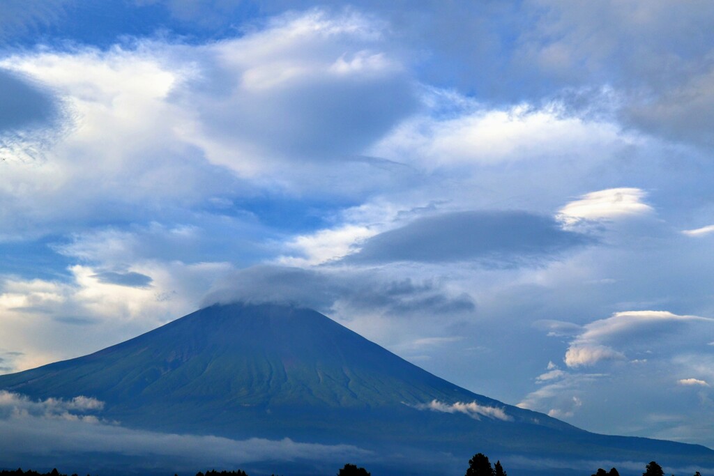 富士山を取り巻く小さな雲達