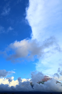 雲間にのぞく富士