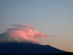 朝焼けと笠雲と富士山