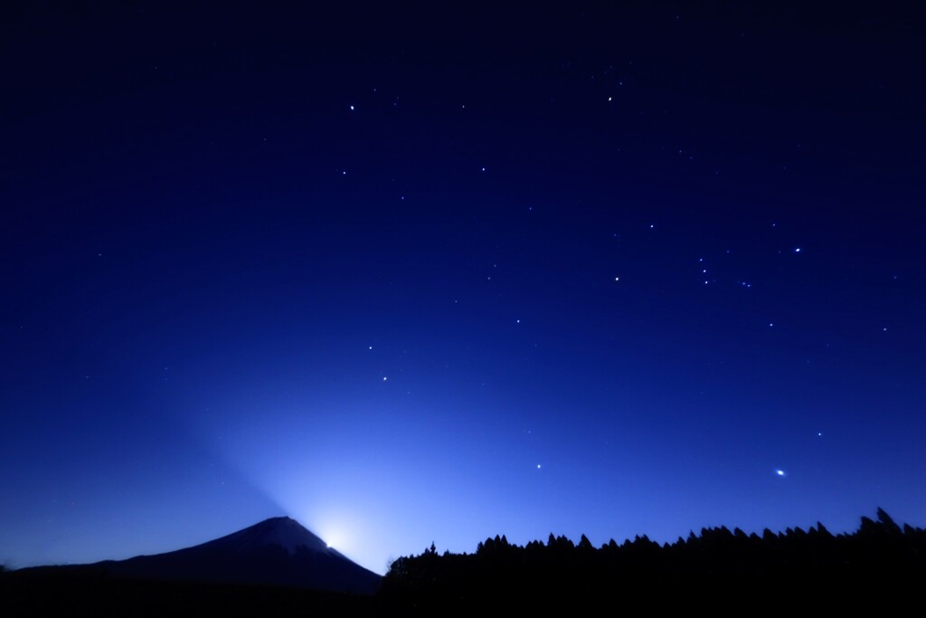 月の出と夜空と富士シルエット
