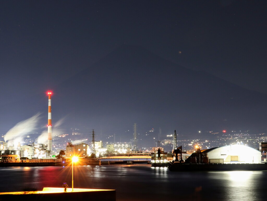 夜の田子の浦と富士山