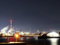 夜の田子の浦と富士山