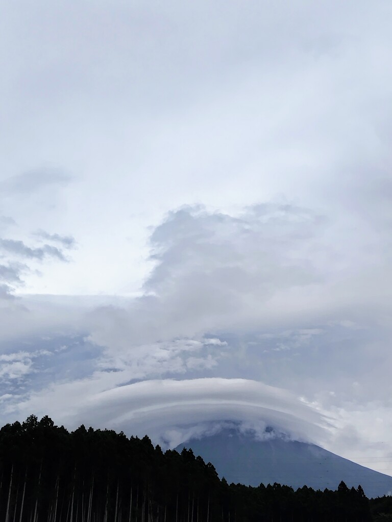 束の間の笠雲