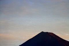 山小屋に朝日が