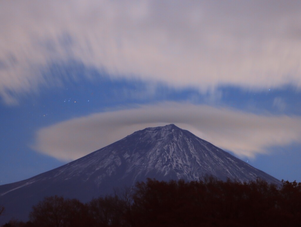 夜の富士と笠雲