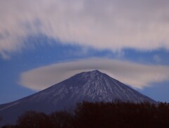夜の富士と笠雲