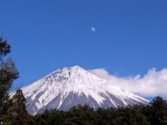 富士山と月