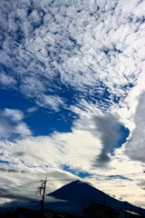 朝の富士山と雲