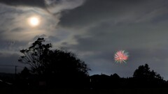 ほぼほぼ満月と打ち上げ花火
