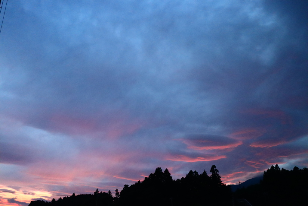 うねる夕焼け雲