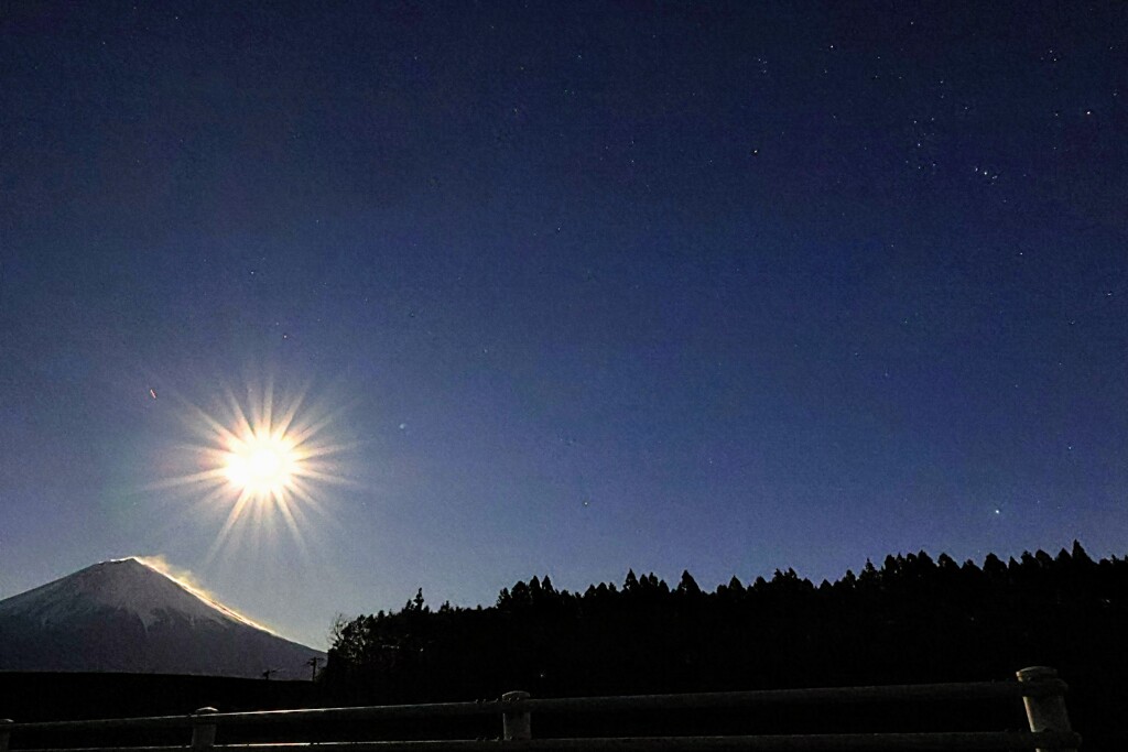 富士と月とオリオン座