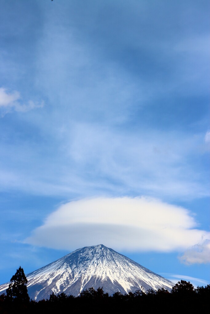 頂上に雲掛かりしない笠雲