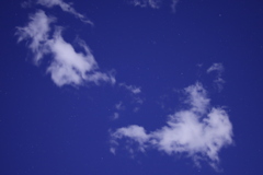 漠然と夜の空と星と雲