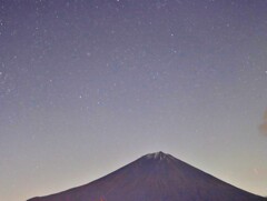 星空と夜の富士