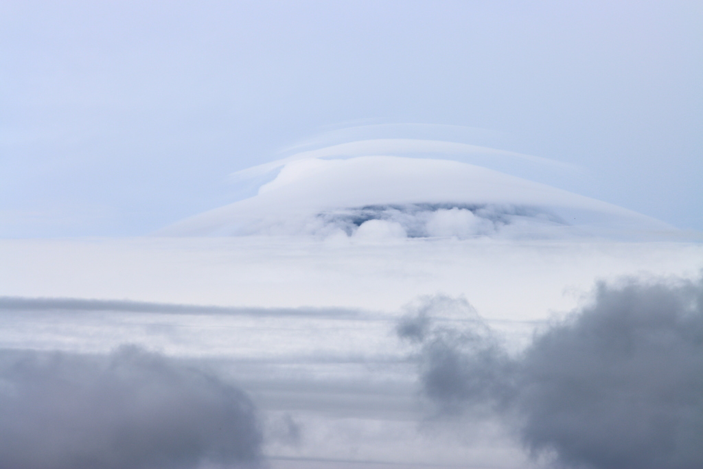 雲にまみれた富士