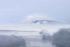 雲にまみれた富士