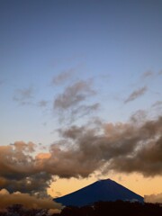 夕焼け雲を境に違う空