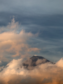 押し寄せる雲