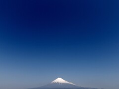 霞む富士と青い空