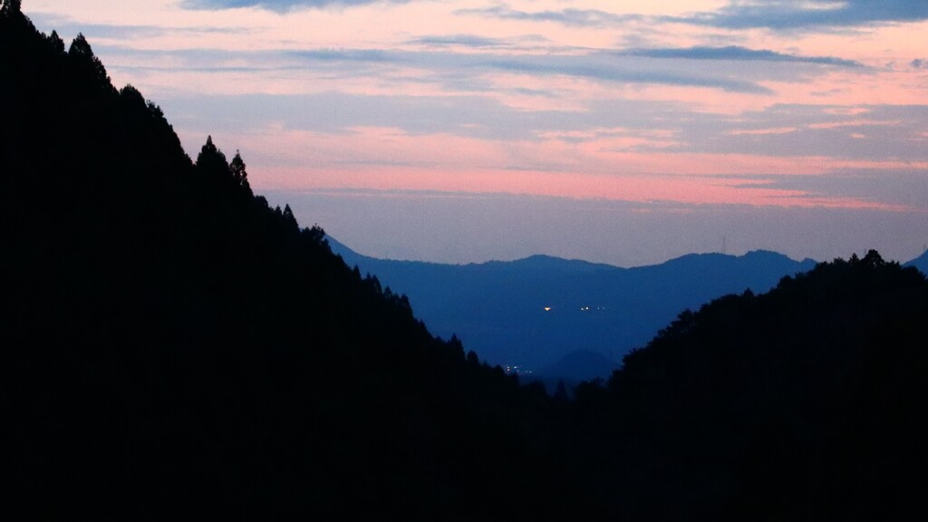 山の先の夕焼け
