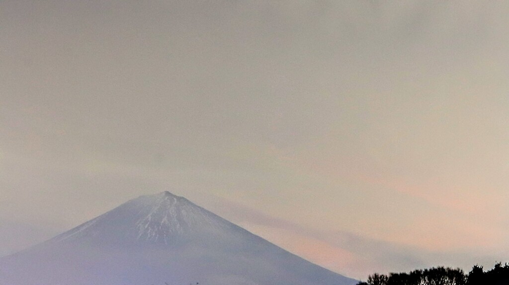 霞む富士