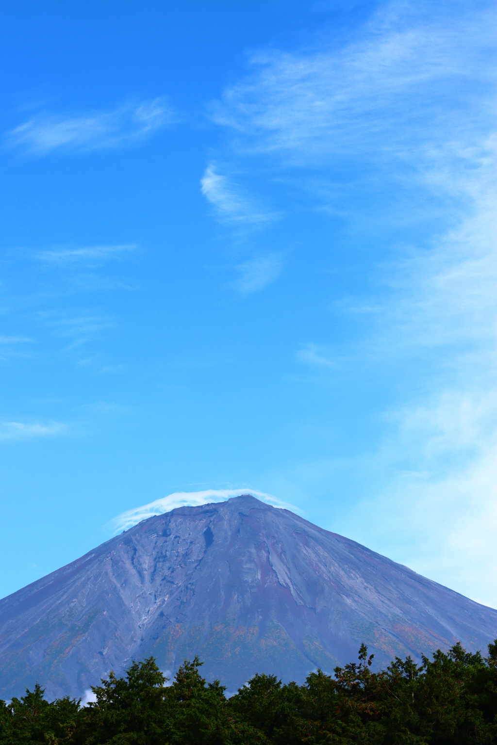 紅葉の富士山に笠雲