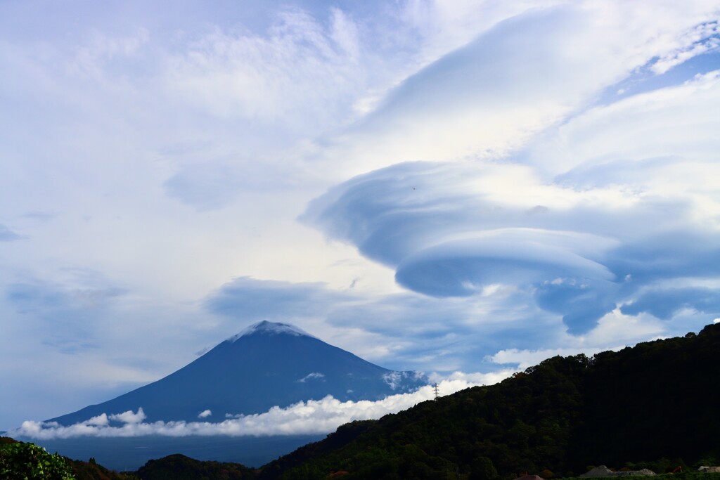 変わった雲と富士山