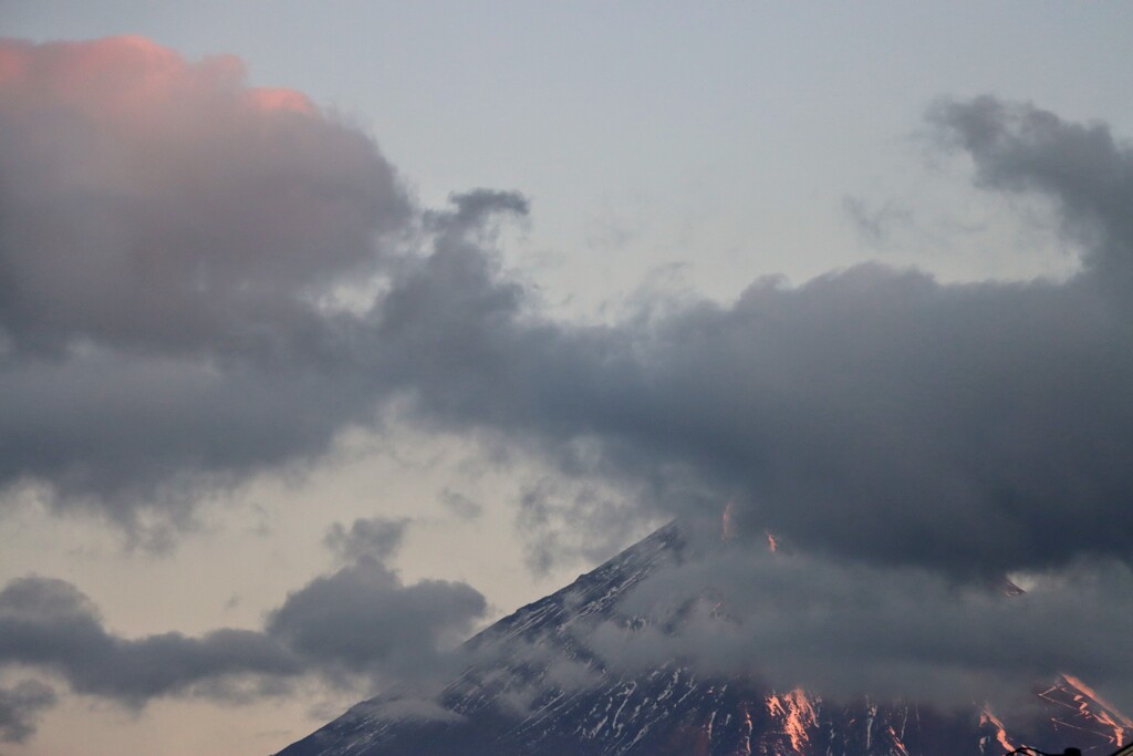 雲下で赤く輝く