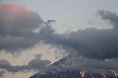 雲下で赤く輝く
