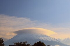富士山に積雪と笠雲。
