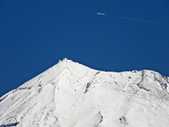 富士山上空を飛ぶ旅客機