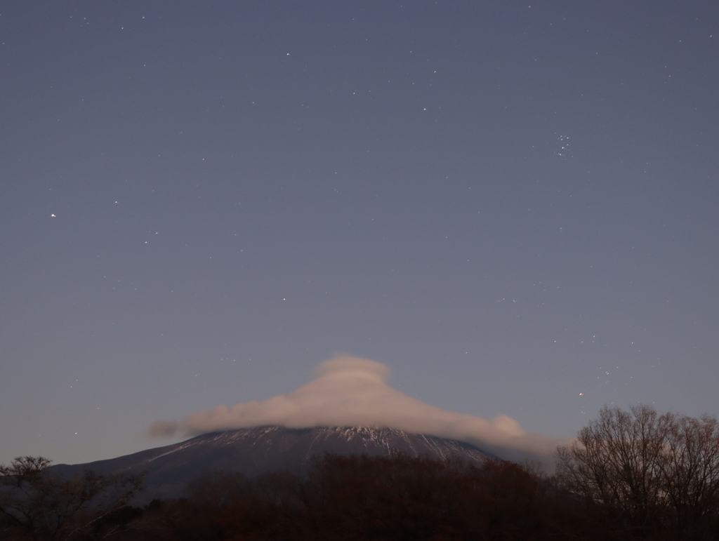 夜の富士山と笠雲